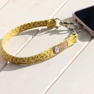 Correa de muñeca para teléfono con flores de algodón / Pulsera para teléfono / Cordón para teléfono / Hecho en Japón