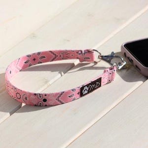 Correa de muñeca para teléfono con diseño de bandana rosa / Pulsera para teléfono / Cordón para teléfono / Hecho en Japón