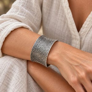 Pulsera ancha de estilo bohemio con textura plateada y diseño Lanna, estilo tailandés.