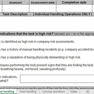 Peut inclure: Une liste de contrôle pour évaluer le risque d'une tâche. La liste de contrôle demande si la tâche est identifiée comme étant à haut risque dans les évaluations des risques de l'entreprise, si la tâche a des antécédents d'incidents de manutention manuelle, si la tâche a la réputation d'être physiquement exigeante, si les employés effectuant la tâche présentent des signes qu'ils trouvent la tâche ardue, et s'il existe d'autres indications que la tâche est à haut risque.