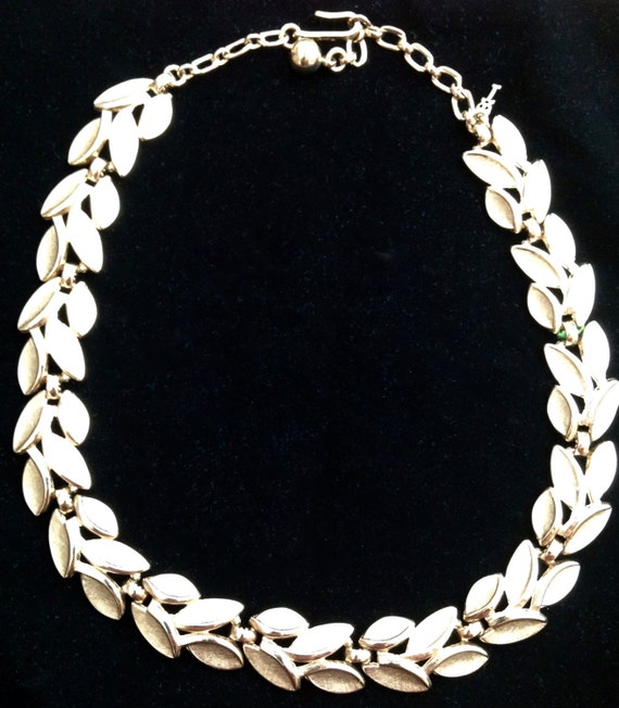 Gold Tone Laurel Leaf Choker Necklace/CROWN TRIFAR