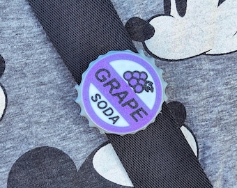 Adorno para bolso con forma de tapa de refresco de uva Up, inspirado en Disney, impreso en 3D