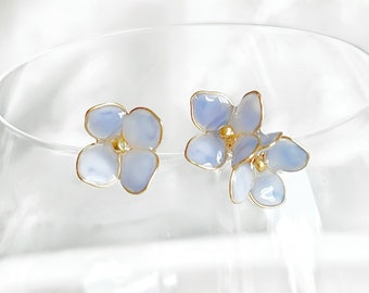 Handgemaakte blauwe hortensia's bloem mismatch oorbellen