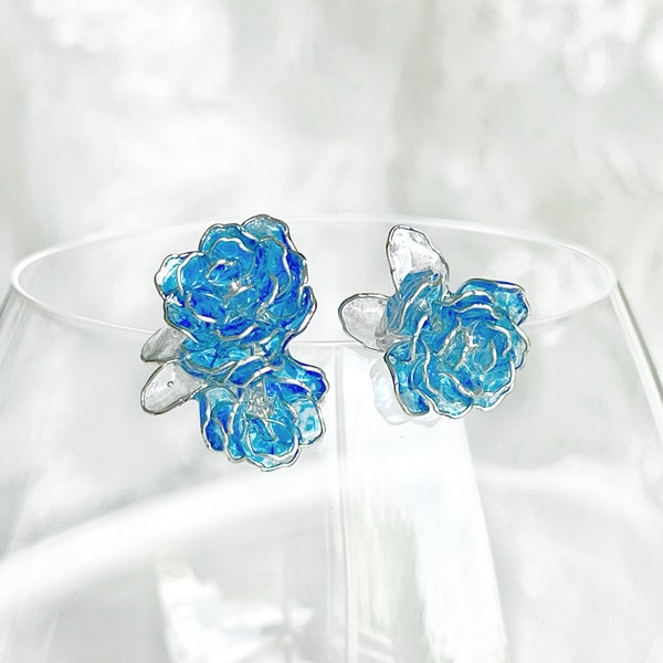 Boucles d'oreilles dépareillées faites main avec fleurs roses bleues
