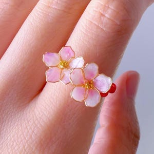 Bague faite main petites fleurs de cerisier rose foncé