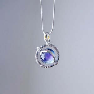 Halsband med naturlig fluoritsten i silver med planetsnurr