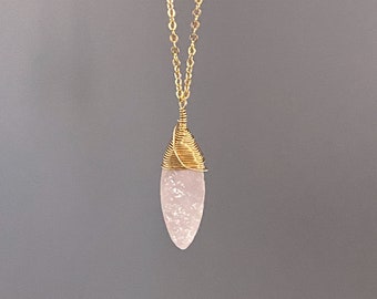 Collier de guérison en cristal de quartz rose sur chaîne plaquée or Excellente idée cadeau pour un ami ou une sœur - Collier chakra du coeur - Colliers d'octobre