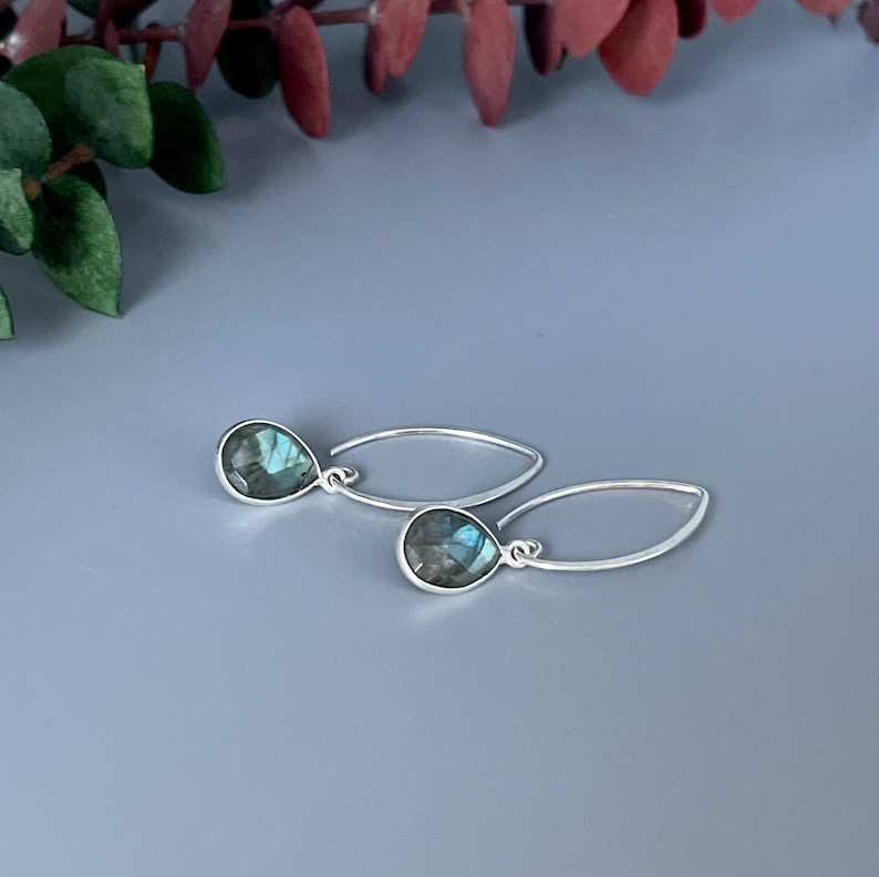 Idée cadeau simple de boucles d'oreilles pendantes en labradorite et argent sterling pour femme Boucles d'oreilles pendantes modernes en labradorite Bijoux en cristal d'intuition image 1