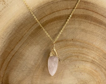 Collier de guérison en cristal de quartz rose sur chaîne plaquée or Excellente idée cadeau pour un ami ou une sœur - Collier chakra du coeur - Colliers d'octobre