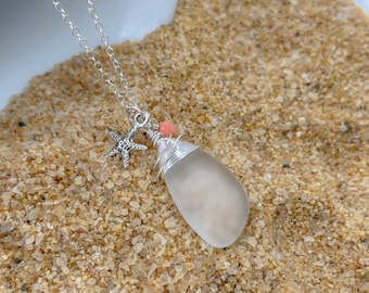 Pendentif enveloppé de fil de verre blanc de mer sur chaîne en argent sterling excellent cadeau pour les amoureux de l'océan - Collier de plage - Bijoux de vacances sur le thème de la côte