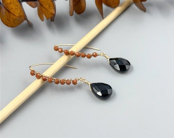 Boucles d'oreilles pendantes enveloppées de fil d'onyx en pierre d'or marron, excellente idée cadeau pour femme de son mari – bijoux de chakra racine et sacré – pierre de joie