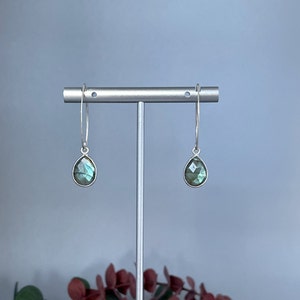 Idée cadeau simple de boucles d'oreilles pendantes en labradorite et argent sterling pour femme Boucles d'oreilles pendantes modernes en labradorite Bijoux en cristal d'intuition image 3