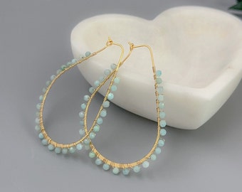 Gros cerceaux dorés enveloppés de minuscules perles d'amazonite, excellent cadeau pour une sœur ou une amie – Boucles d'oreilles en cristaux de guérison – Bijoux en pierre d'équilibrage