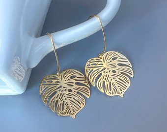 Boucles d'oreilles dorées feuille de Monstera, cadeau pour amateur de plantes - Boucles d'oreilles pendantes feuille de palmier - Grandes boucles d'oreilles légères pour femme - Bijoux plantes tropicales