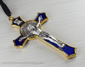 Crucifijo de San Benito de esmalte azul, fabricado en Italia, con cordón negro.