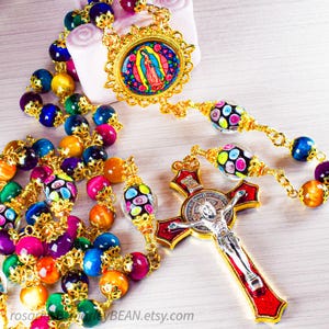 Katholische Erbstück Handgefertigter Rosenkranz Regenbogen Tiger Augenfarbe Unsere Dame von Guadalupe Medaille Unter Glas St. Benedikt Italienisches Rotes Emaille Kruzifix