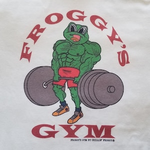 Froggy&#39;s Gym Muscle Bodybuilding Workout Exercise Old School Vintage Logo Chillin&#39; Froggy Trademark T-shirt Brand New Size S M L XL