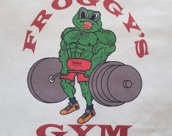 Froggy's Gym Muscle Bodybuilding Workout Exercise Old School Vintage Logo Chillin' Froggy Trademark T-shirt Brand New Size S M L XL