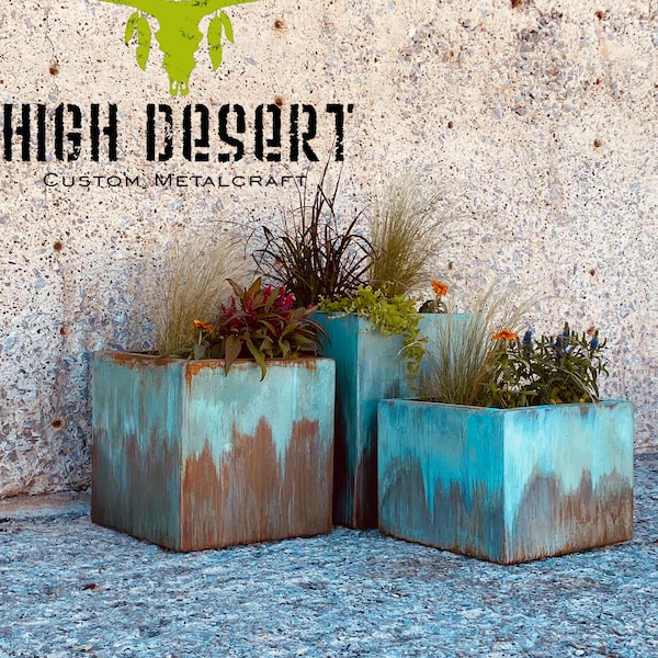 Handgemaakte metalen plantenbak met turquoise koperen patina – moderne tuinbak