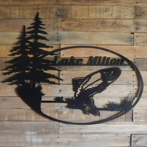 Letrero de metal de Lake House - Arte de pared de metal cortado por plasma - Pesca - Letreros de cabina de metal - Letrero de casa personalizado - Al aire libre - Letrero de la casa de truchas saltadoras