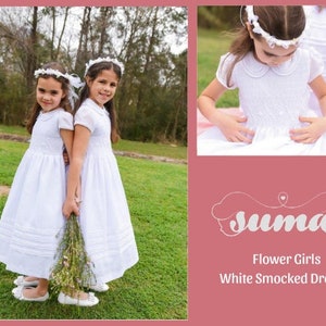 Op de afbeelding: Twee meisjes in witte smocked jurken met bloemenkransen staan op een grasveld. De jurk heeft een smocked bovenstuk en een volle rok. De meisjes houden een boeket bloemen vast. De afbeelding heeft de tekst "Suma Flower Girls White Smocked Dresses".