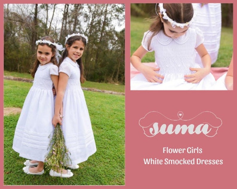 Op de afbeelding: Twee meisjes in witte smocked jurken met bloemenkransen staan op een grasveld. De jurk heeft een smocked bovenstuk en een volle rok. De meisjes houden een boeket bloemen vast. De afbeelding heeft de tekst "Suma Flower Girls White Smocked Dresses".