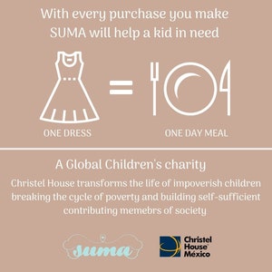 Op de afbeelding: Een grafiek die laat zien dat voor elke gekochte jurk, een dagmaaltijd wordt verstrekt aan een kind in nood. De grafiek toont een witte jurk en een bord met een vork en mes. De tekst "SUMA will help a kid in need" wordt boven de grafiek weergegeven. De tekst "A Global Children's charity" wordt onder de grafiek weergegeven. Het logo van Christel House Mexico wordt in de rechterbenedenhoek weergegeven.