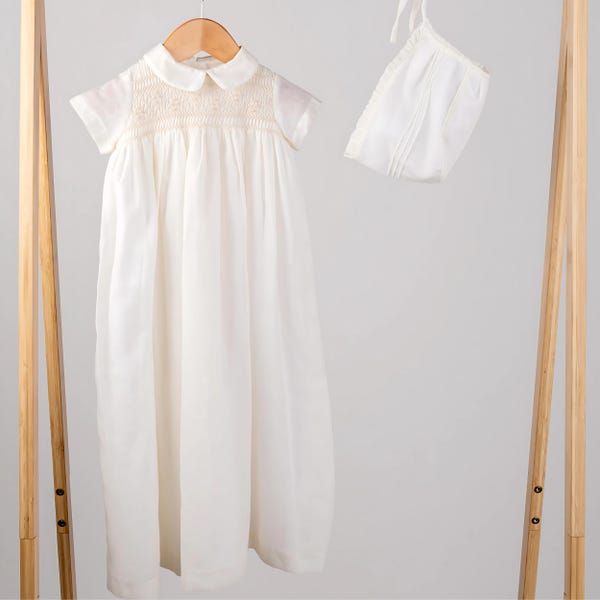 Vestido de batizado marfim com bordado smock feito à mão e touca, personalização gratuita.