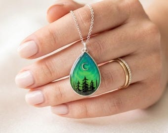 Colgante artesanal en forma de lágrima con diseño de auroras boreales: joyería de doble cara que brilla en la oscuridad.