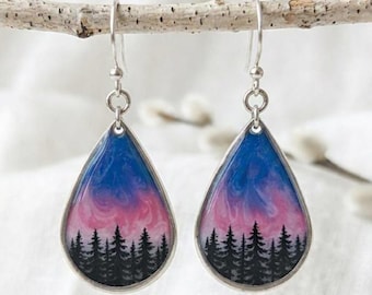 Pendientes de lágrima de auroras boreales que brillan en la oscuridad, pintados a mano, con bisel de acero inoxidable