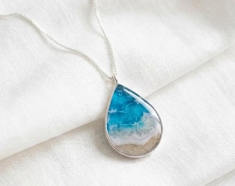 Colgante Lágrima Oceánica • Collar de Resina con Ondas de Playa, Cadena de Plata de Ley