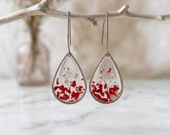 Pendientes de resina con flores prensadas naturales y ganchos de acero inoxidable.