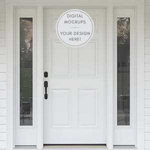 Puede incluir: Una puerta principal blanca con luces laterales y un tragaluz. La puerta tiene una manija negra y un gráfico circular que dice "DIGITAL MOCKUPS YOUR DESIGN HERE!". La puerta es parte de un exterior de casa blanca.