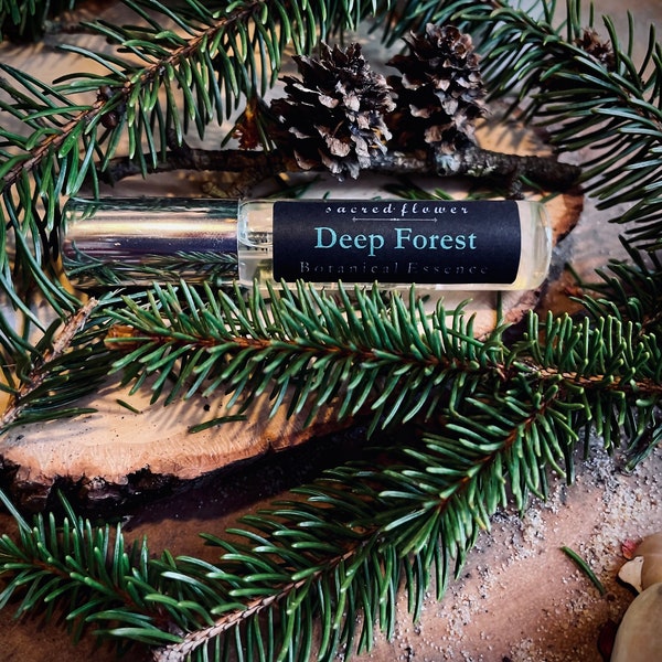 Colonia Deep Forest: como una caminata en un bosque de pinos, refrescante, vigorizante y profundamente sensual. Botella totalmente natural, vegana y reciclable.