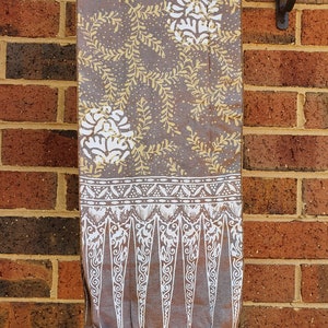 Batikhalsduk i indonesisk-javanesisk stil med ekologiskt lövmönster, blocktryckt batikhalsduk i konstsilke