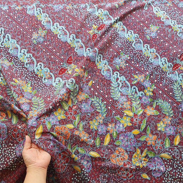 Tissu batik indonésien, paréo / kebaya femme javanaise en parang de vin rouge et fleurs