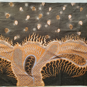 Peut inclure: Textile marron foncé avec un motif répété de formes de cachemire et un motif de vagues stylisées en orange, blanc et gris. Le tissu a un aspect texturé.