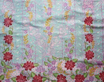 Batik indonesio dibujado a mano sobre tela de mezcla de algodón y seda, arte batik portátil del sudeste asiático en azul bebé con parang y diseño floral.