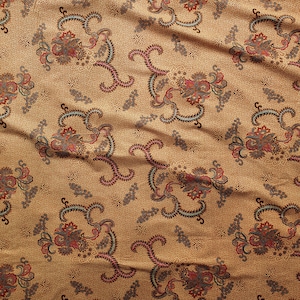 以下が含まれることがあります： 赤、茶色、ターコイズの色合いで、ペイズリー柄が繰り返されるベージュ色の生地。生地はわずかにしわのある質感で、模様は表面全体に均等に分布しています。全体的なデザインは装飾的で詳細です。