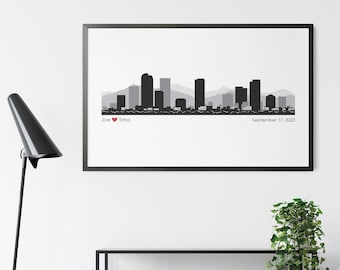 Puede incluir: Impresión de ciudad en blanco y negro con un corazón rojo y el texto "Joe Trina" y "September 17, 2022". La impresión está enmarcada en un marco negro y está colgada en una pared blanca.