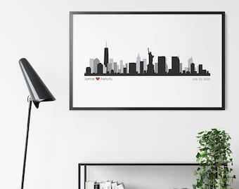 Puede incluir: Silueta en blanco y negro del horizonte de la ciudad de Nueva York con la Estatua de la Libertad en el centro. El texto "Jamie ♥ Felicity" y "July 23, 2022" está debajo del horizonte.
