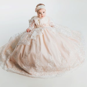 Hermoso Ropon Para Niña G045 | Medalla de la Virgen y Tiara | Color Rose Gold (rosa suave) y Ivory | Vestido de Bautizo Extra Largo