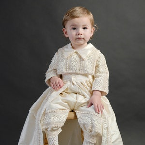 Ensemble de baptême et de baptême Burbvus B023 | Robe de baptême faite main 100 % soie | Couleur blanche ou beige | Chaussures, chaussettes et béret assortis inclus