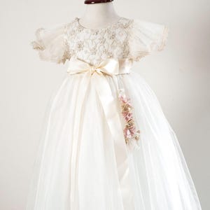 Abito da battesimo per bambina G059 / Abito a fiori Burbvus per bambine / Abito da battesimo / Diadema abbinato / Abito in pizzo / Avorio e bianco