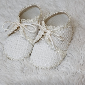 Zapatitos para Niño Burbvus- Zapatos Bebe Blancos o Marfil - Bautismo o Bautizo Modelo B030 - Zapatitos para Ropones de Bautizo