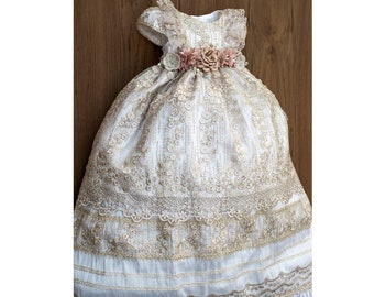 Robe de baptême Burbvus pour bébés filles | Robe en dentelle "G029" | Fait à la main 100% soie | Tenue de baptême héritage, chaussures assorties, bonnet et diadème.