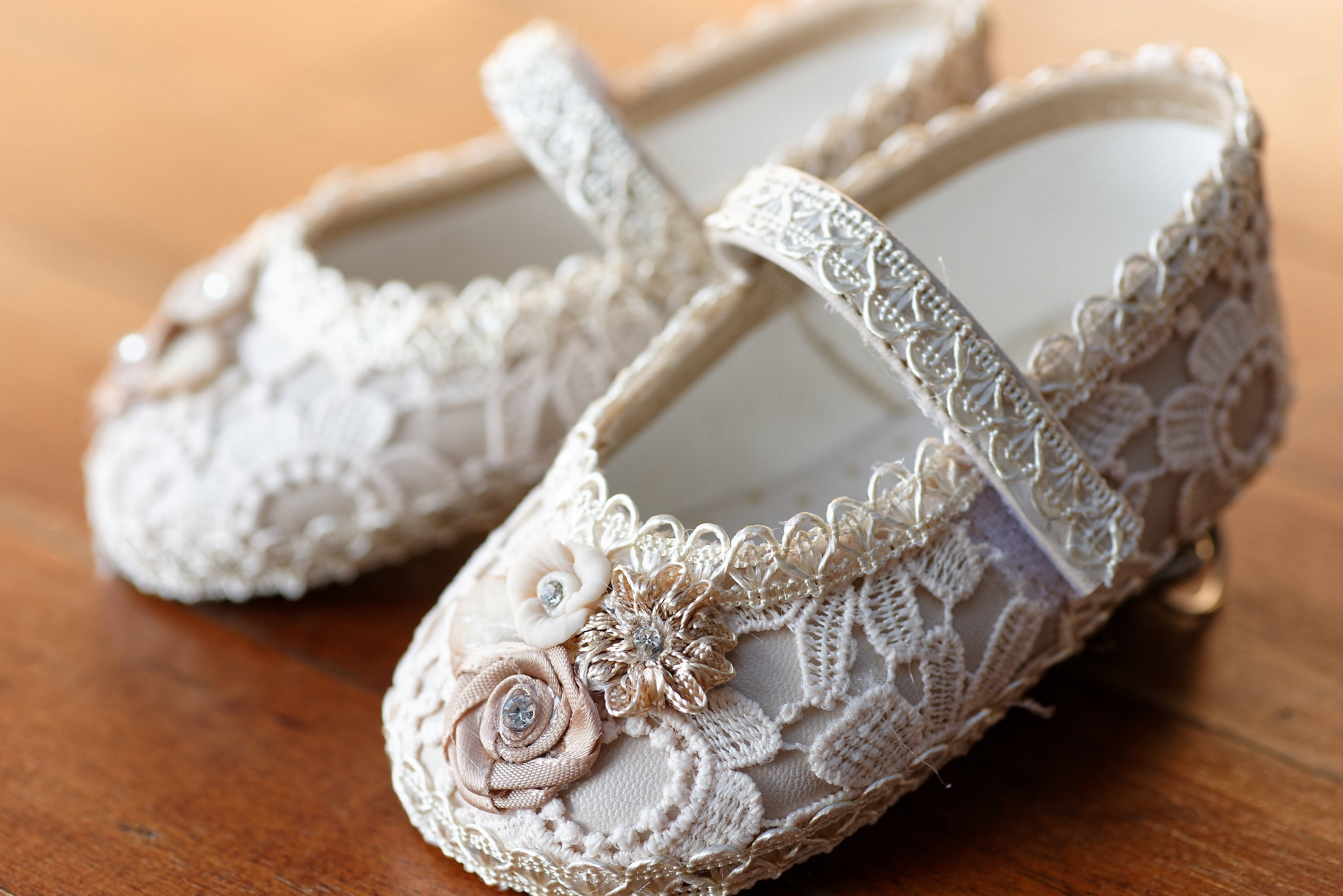 Zapatitos para niña bordados a mano Blancos o Ivory Etsy España