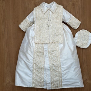 Ropon de Niño para Bautizo Burbvus B026 | Traje Desmontable 100 % de Seda (Blanco o Beige) | Incluye Zapatitos, Gorrito y Portatraje