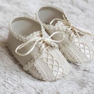 Zapatitos para Niño Burbvus- Zapatos Bebe Blancos o Marfil - Bautismo o Bautizo Modelo B020 - Zapatitos para Ropones de Bautizo