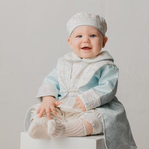 Traje Para Bautizo de Niño Estilo Principe Azul, Modelo B037 Burbvus, Ropon para bautismo de niño, 100 % Seda, Incluye boinita y zaptitos